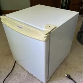 DCR055W DIPLOMAT Mini Fridge DCR055W DIPLOMAT Mini Fridge